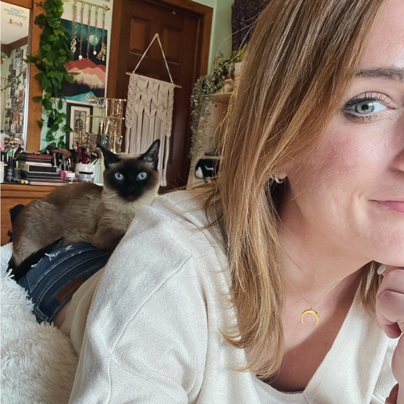 Meet your Posher, Jaclyn - Picture 2 of 4